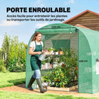 Femme avec un arrosoir devant la porte enroulable de la serre tunnel