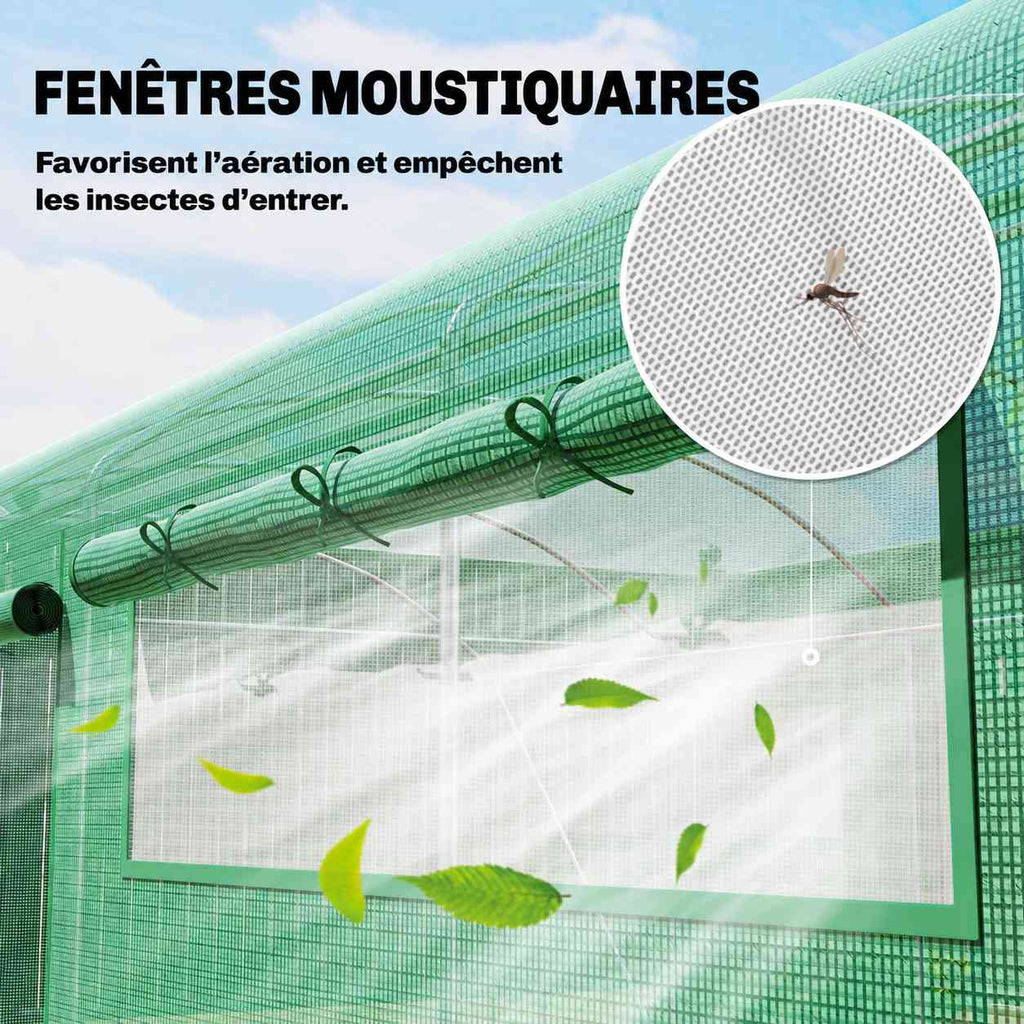 Détail d’une fenêtre à moustiquaire de la grande serre tunnel verte