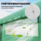 Détail d’une fenêtre à moustiquaire de la grande serre tunnel verte