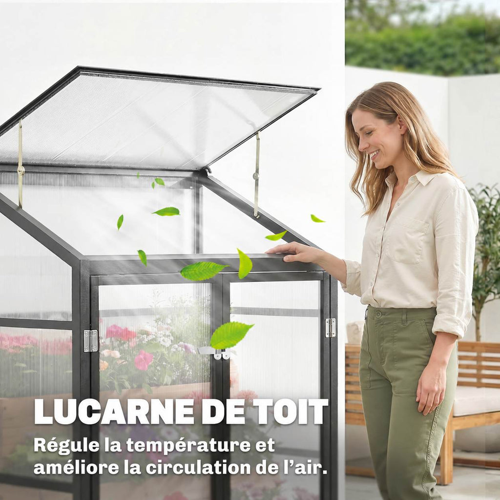 Personne près du toit relevé de la serre adossée noire
