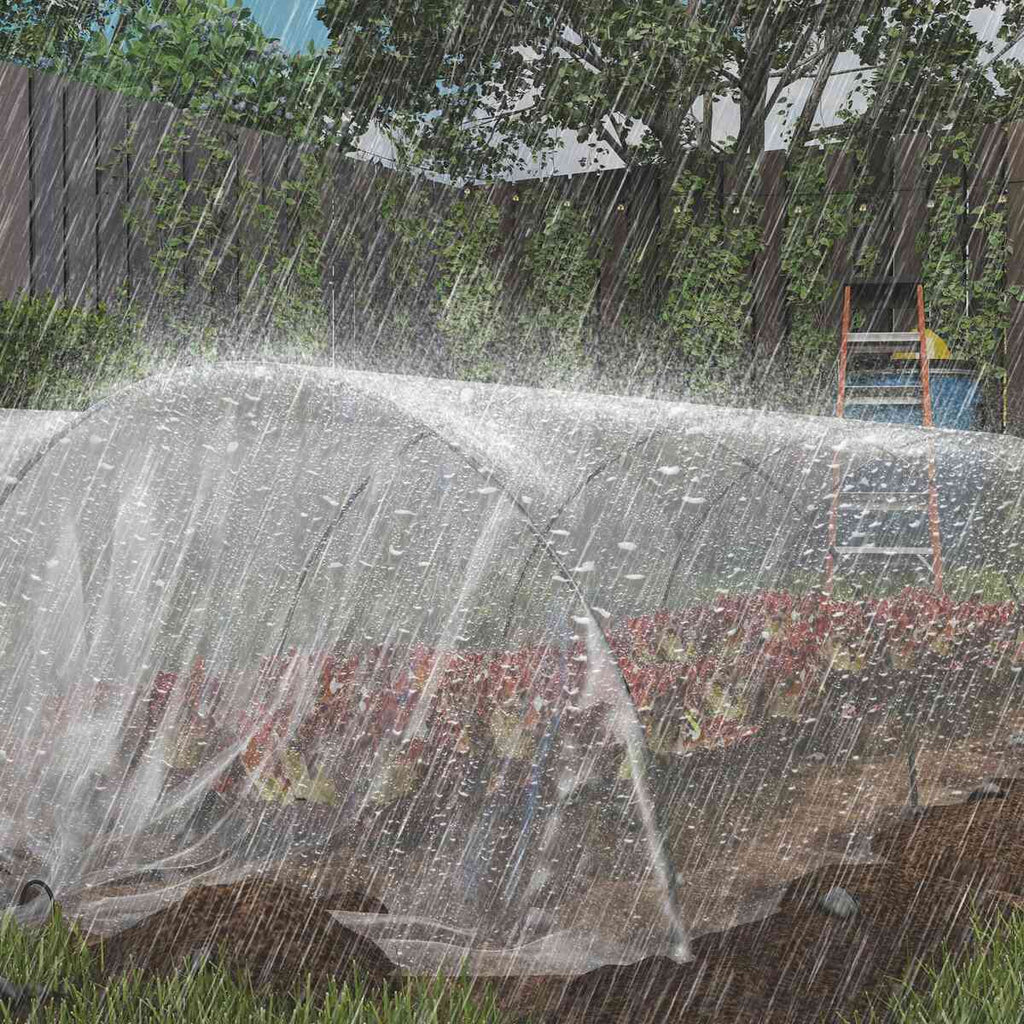 Bâche translucide couvrant du mobilier de jardin sous la pluie