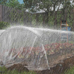 Bâche translucide couvrant du mobilier de jardin sous la pluie