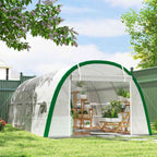 Serre tunnel blanche avec plantes et chaises au jardin