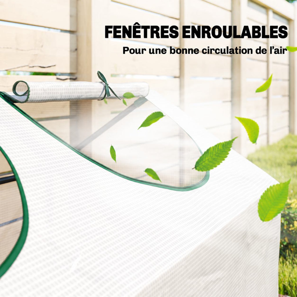 Détail d’une fenêtre supérieure enroulée de la mini serre blanche