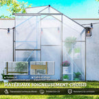 Serre étroite dans le jardin avec détails du panneau et de la structure