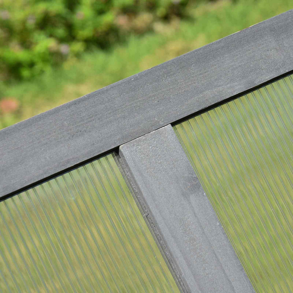 Gros plan sur le cadre en bois gris du couvercle du châssis
