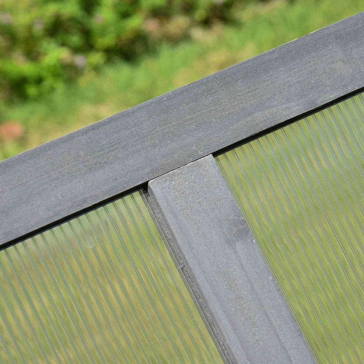 Gros plan sur le cadre en bois gris du couvercle du châssis