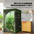 Chambre de culture avec plantes et détail du revêtement intérieur réfléchissant
