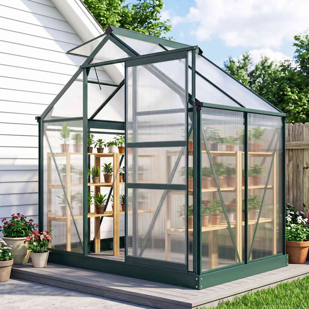Serre vert foncé à étagères de plantes près d’une maison