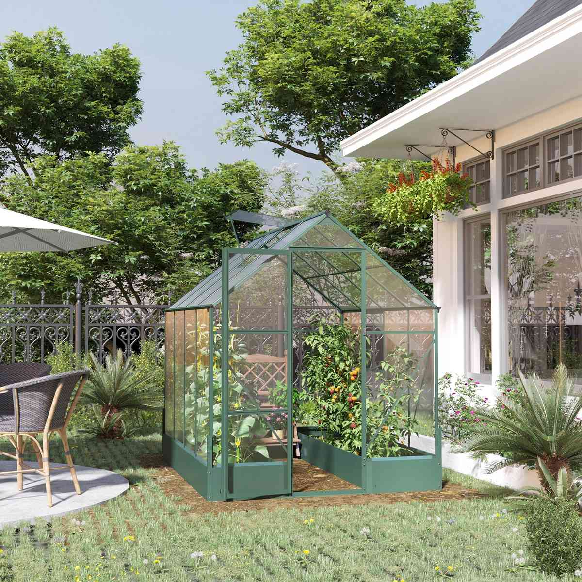 Serre verte avec bacs de culture installée près d’une maison