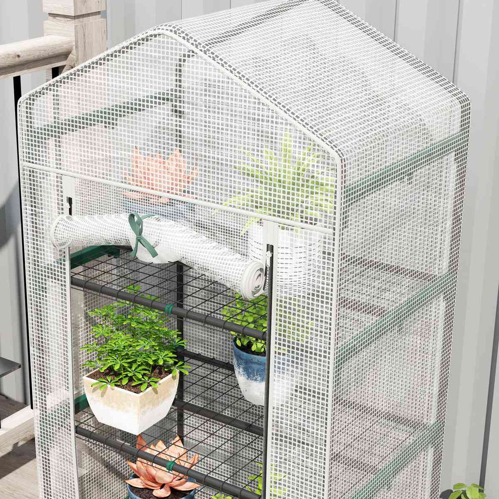 Gros plan du toit et de l’ouverture de la mini serre transparente