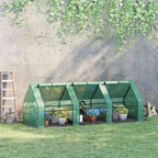 Mini-serre verte garnie de plantes en pots devant un mur