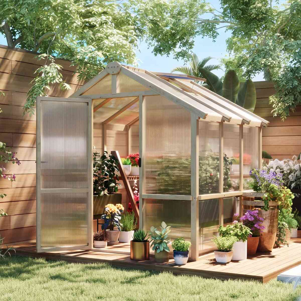 Serre en bois avec fleurs et plantes dans le jardin