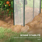 Détail du bord de housse blanche prolongé au sol