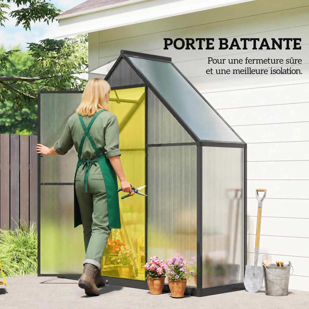 Femme ouvrant la porte battante de la serre étroite noire