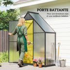 Femme ouvrant la porte battante de la serre étroite noire