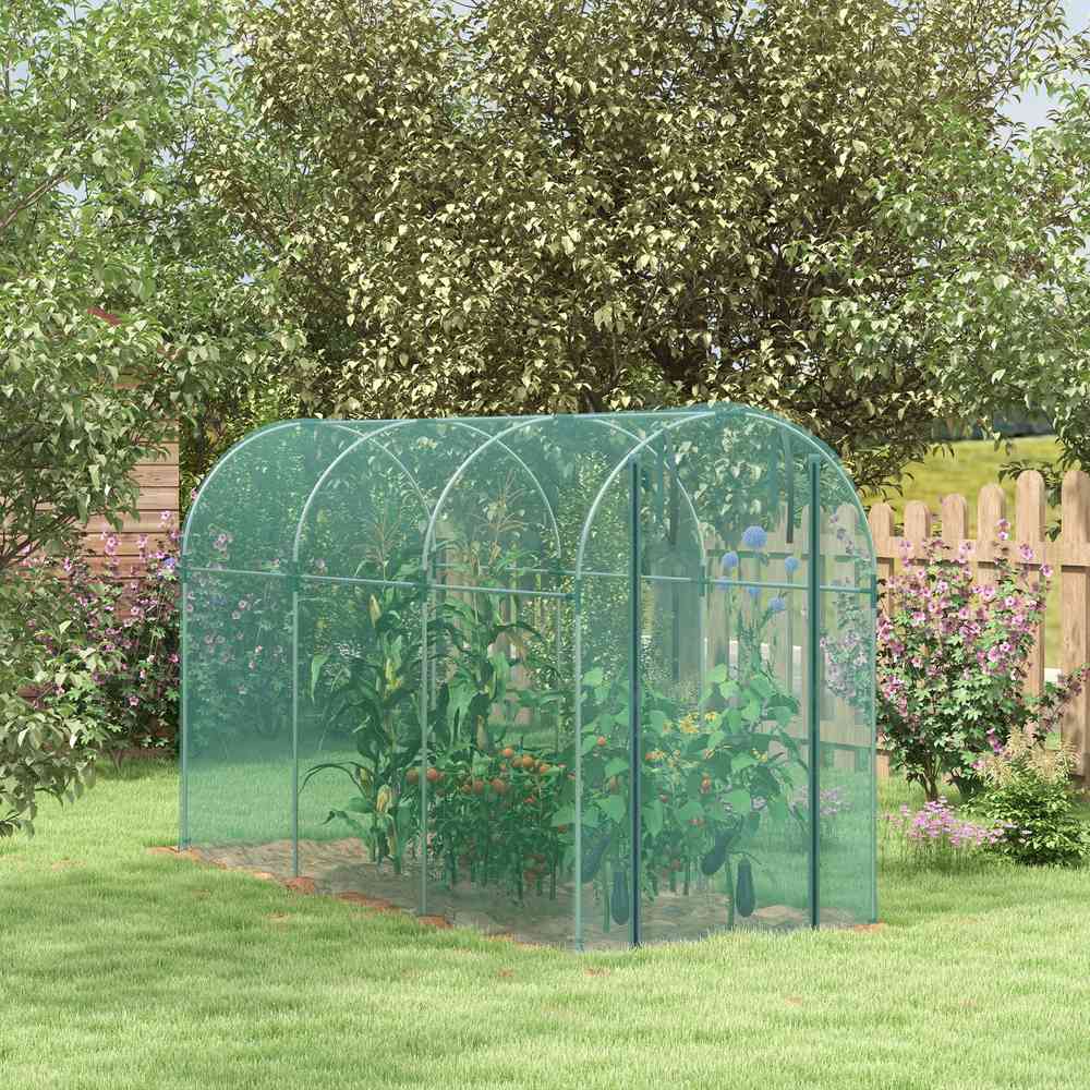 Cage fruitière verte abritant des plantes au jardin