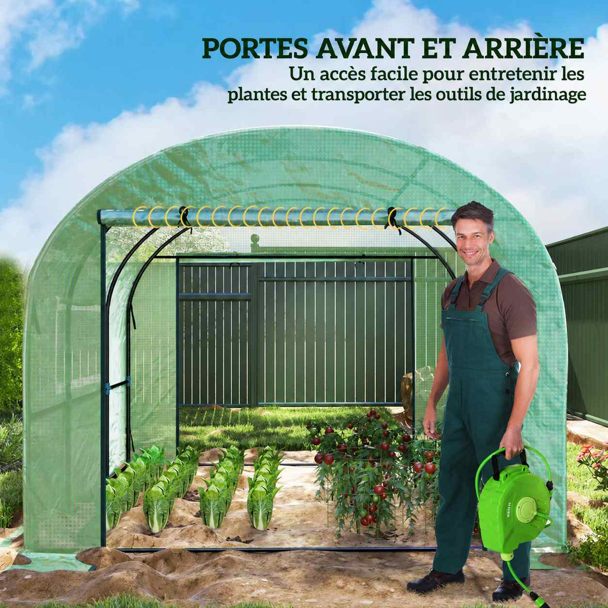 Homme avec arrosoir devant les ouvertures de la serre tunnel verte