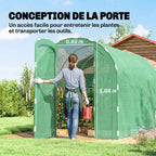 Femme avec arrosoir ouvrant la porte de la serre tunnel verte
