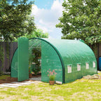 Serre tunnel verte avec plantes en pots près de son entrée