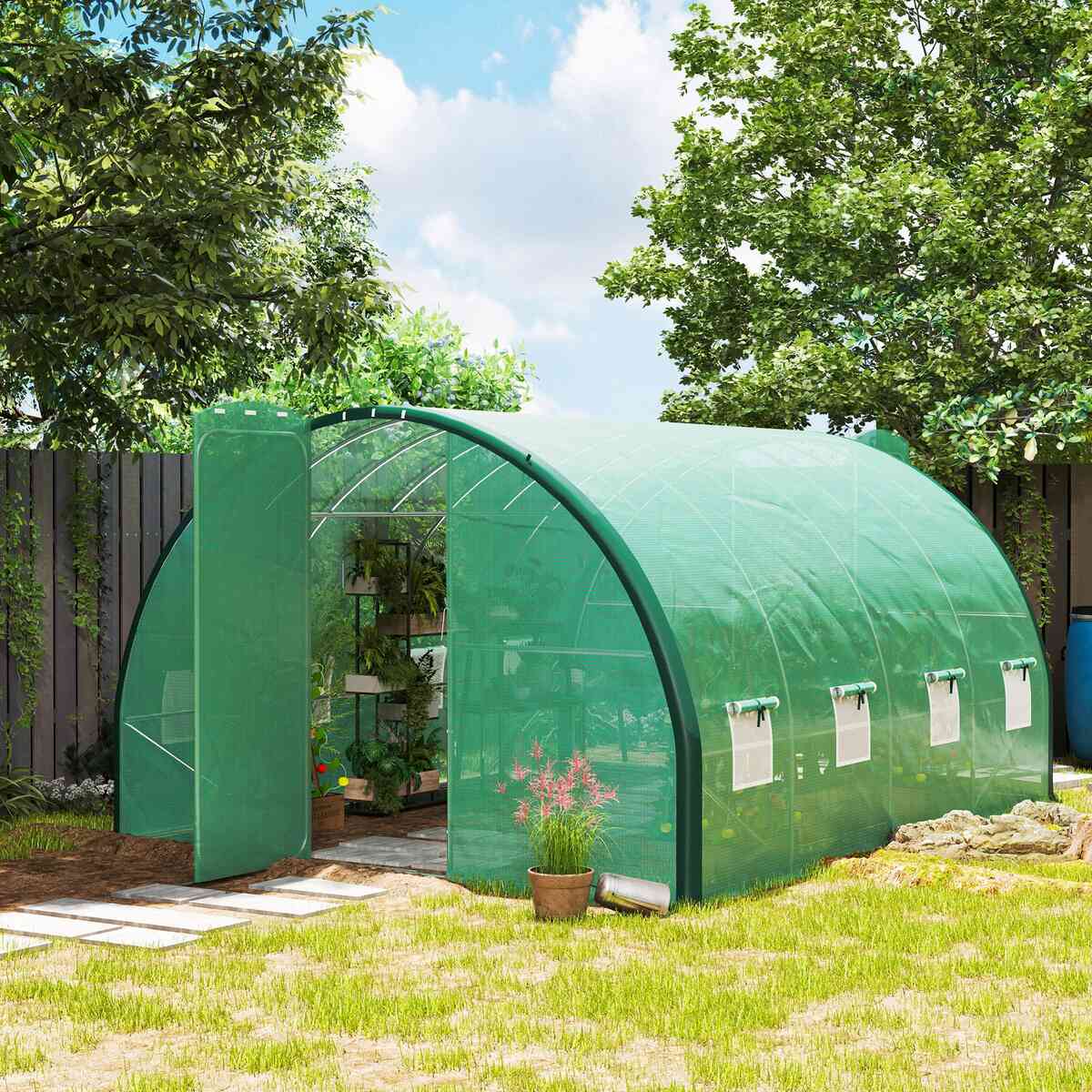 Serre tunnel verte avec plantes en pots près de son entrée