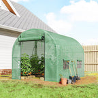 Serre verte avec cultures près d’une maison