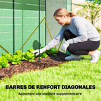 Femme jardinant dans la serre avec détail d’un renfort diagonal