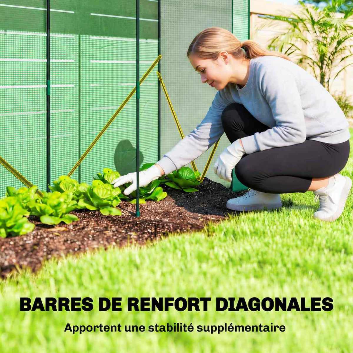 Femme jardinant dans la serre avec détail d’un renfort diagonal