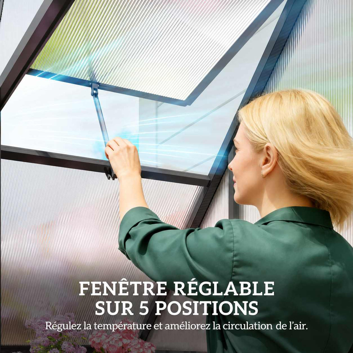 Femme réglant l’ouverture de la lucarne de toit de la serre