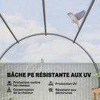 Vue intérieure du toit et de la bâche blanche de la serre tunnel