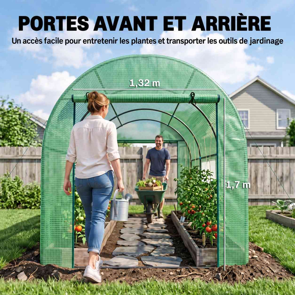 Femme et homme jardinant dans la serre tunnel aux deux extrémités ouvertes
