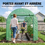 Femme et homme jardinant dans la serre tunnel aux deux extrémités ouvertes