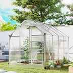 Serre argentée avec porte ouverte et plantes dans le jardin