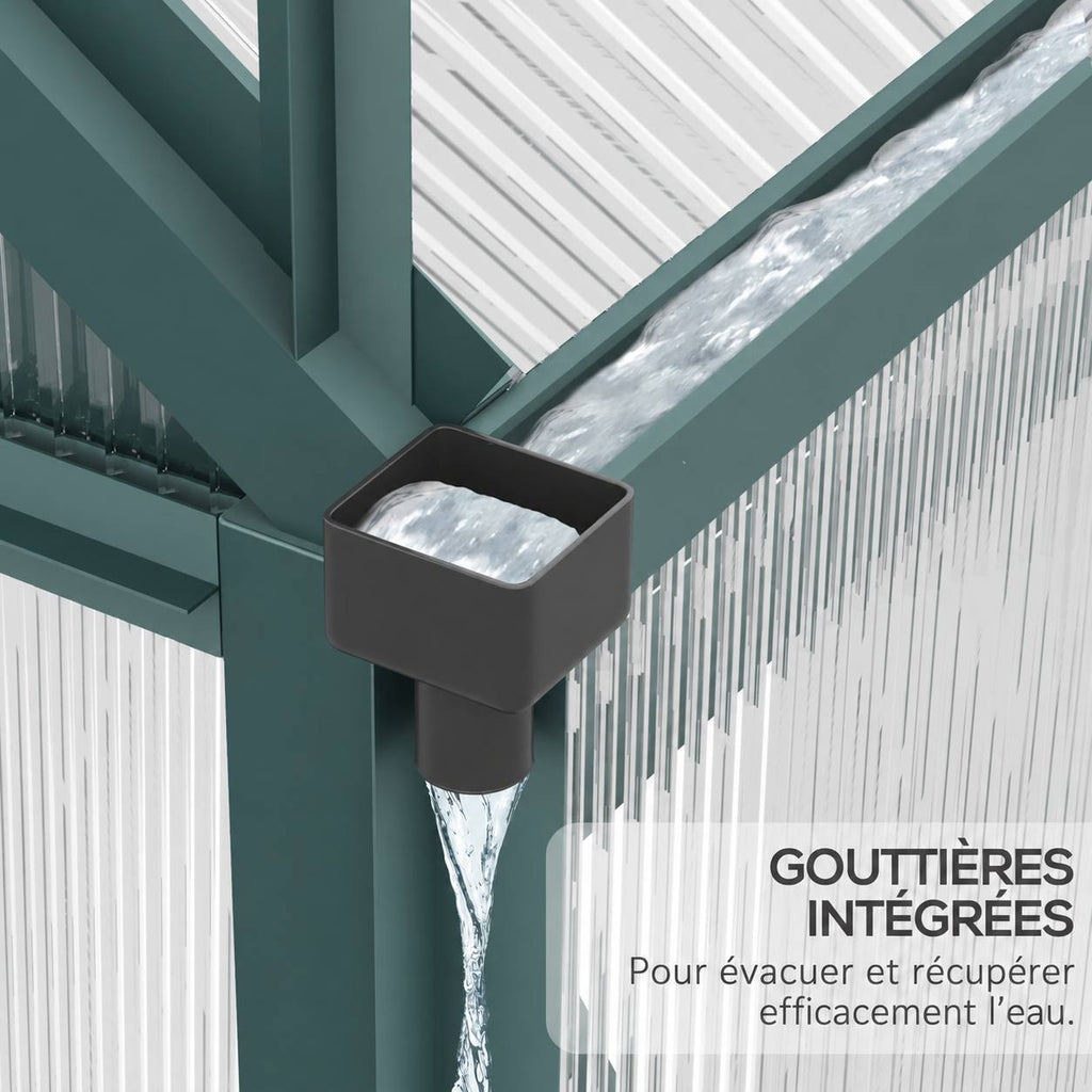 Eau s’écoulant d’un angle de la gouttière de la serre verte