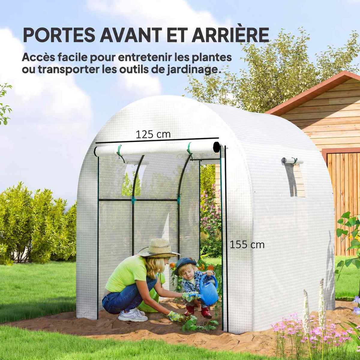 Adulte et enfant jardinant à l’entrée de la serre blanche