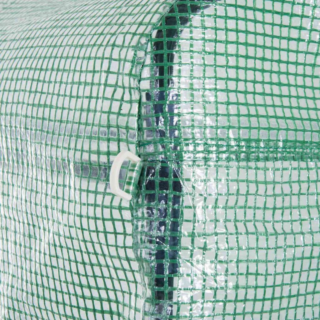 Gros plan des attaches sous la bâche verte quadrillée