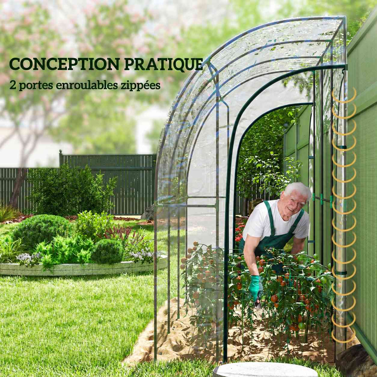 Homme jardinant par une porte latérale ouverte de la serre adossée