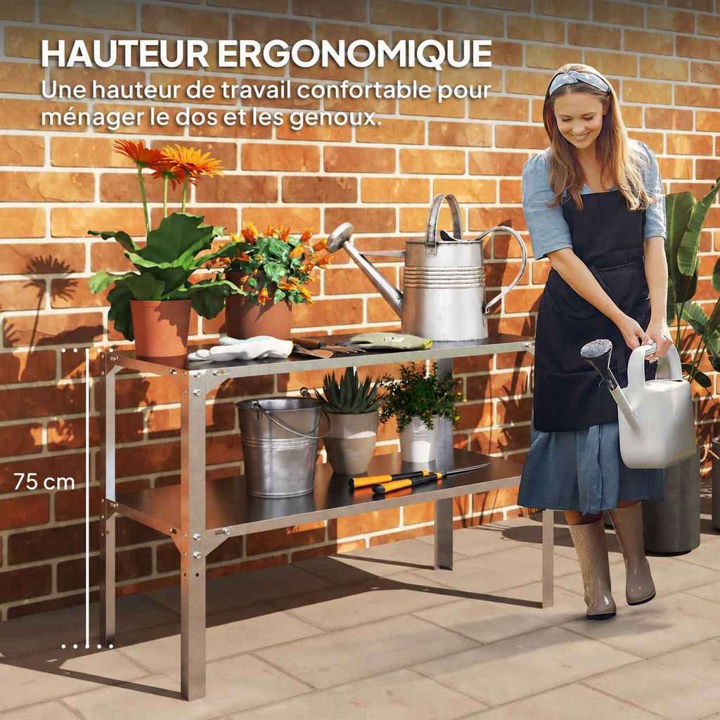 Femme avec arrosoir à côté de la table de rempotage contre un mur en briques