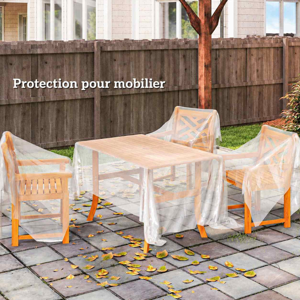 Bâche translucide protégeant une table et des chaises de jardin