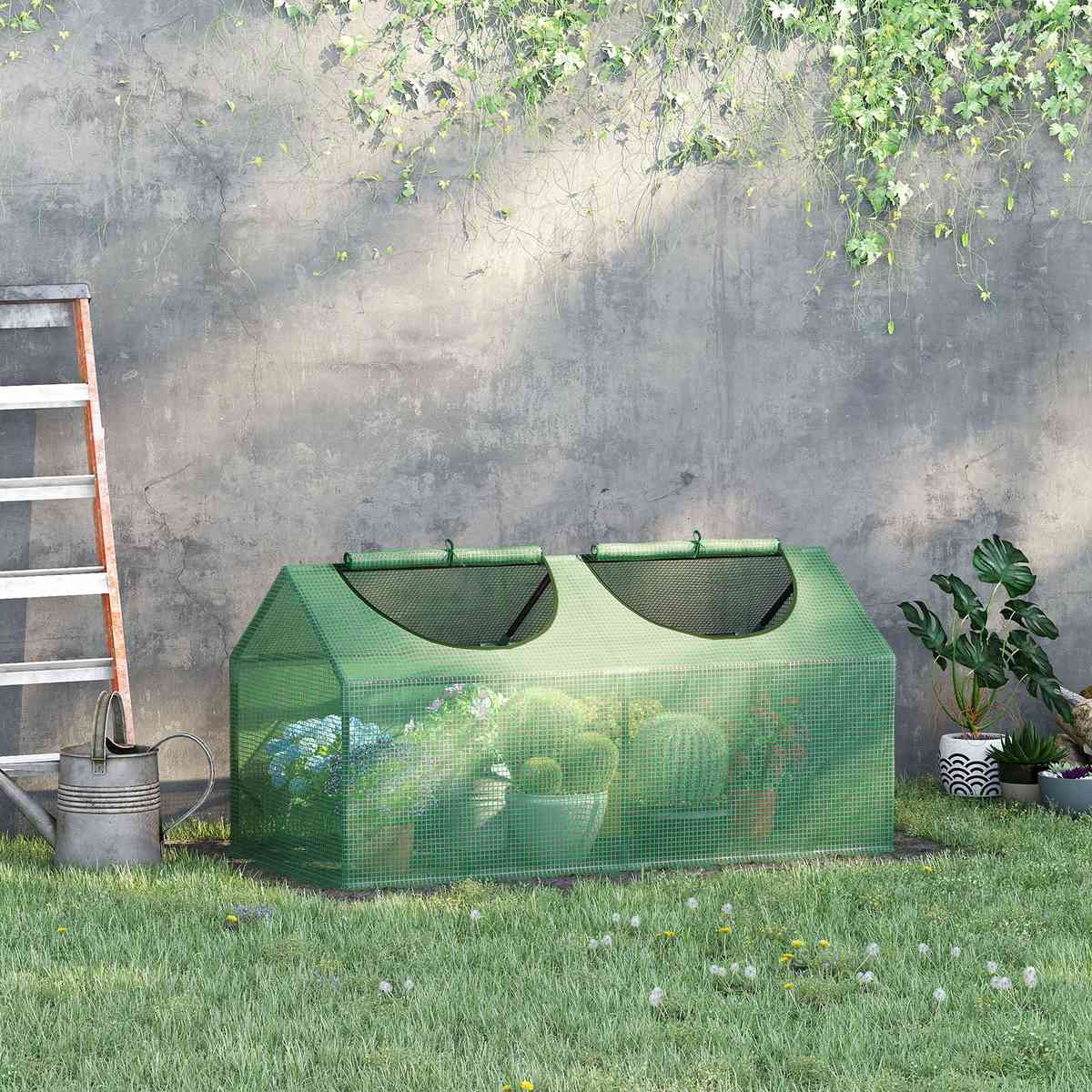 Mini-serre verte devant un mur avec pots à l’intérieur