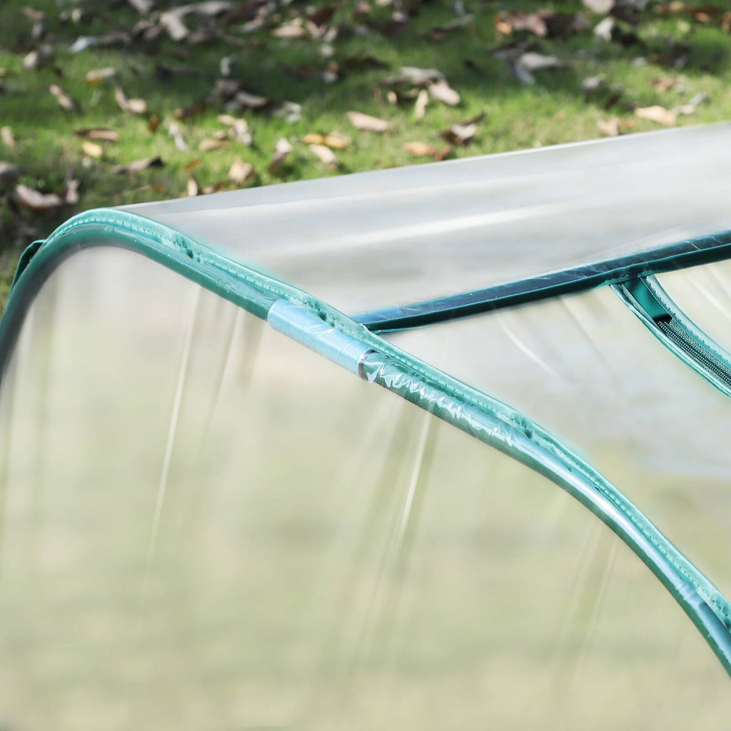 Gros plan sur l’arceau vert et la housse transparente de la mini serre tunnel