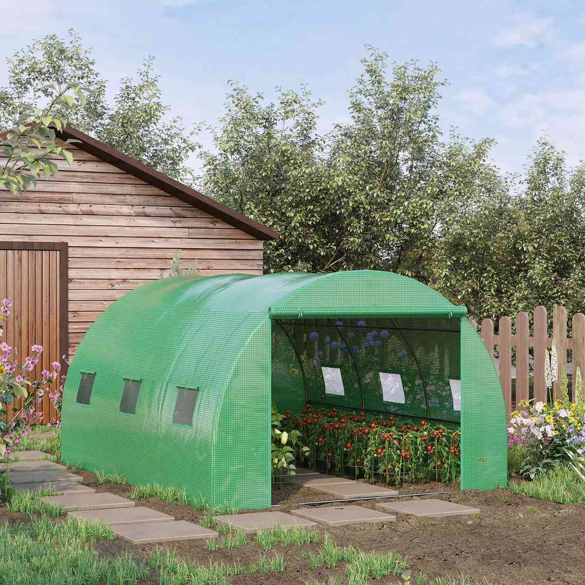 Serre tunnel verte dans un jardin avec cultures visibles par la porte
