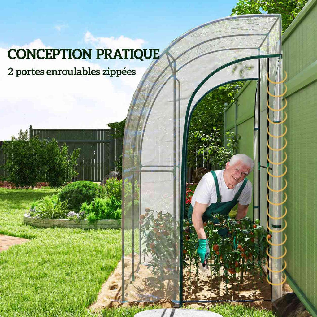 Homme jardinant par une porte latérale ouverte de la serre adossée