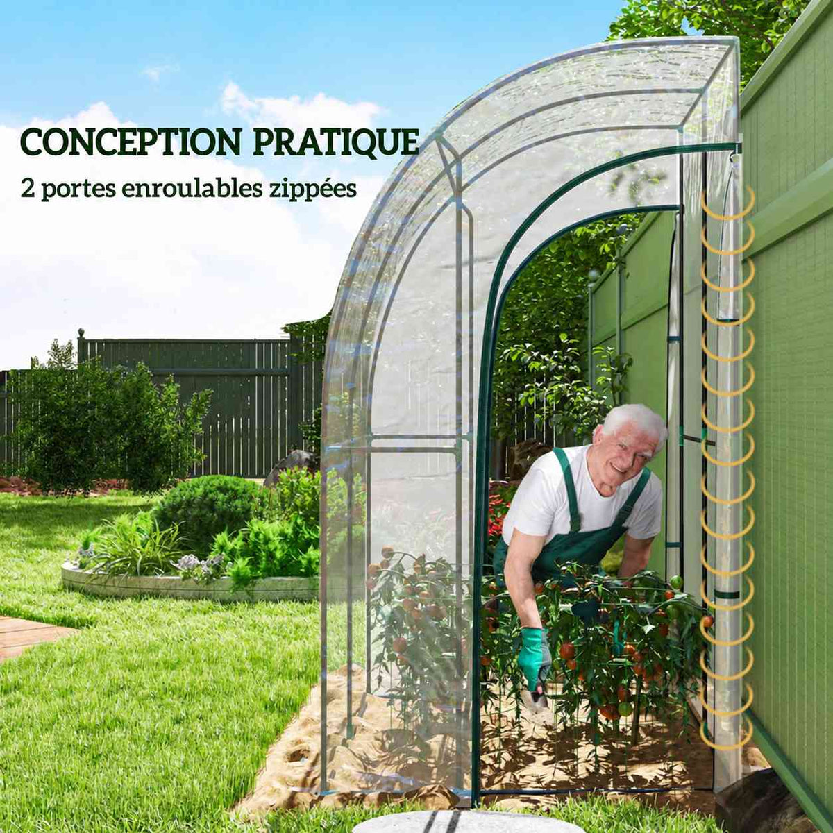 Homme jardinant par une porte latérale ouverte de la serre adossée