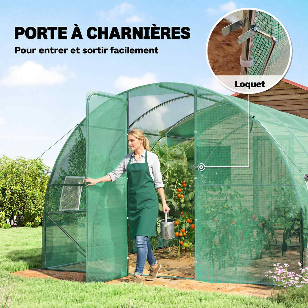 Femme ouvrant la porte battante de la serre tunnel verte, avec détail du verrou