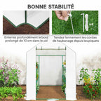 Serre blanche avec détails des piquets et du bord de housse