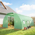 Serre verte avec cultures près d’une maison