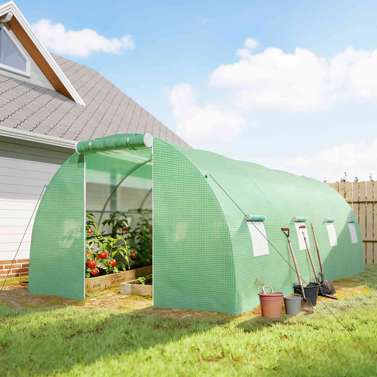 Serre verte avec cultures près d’une maison