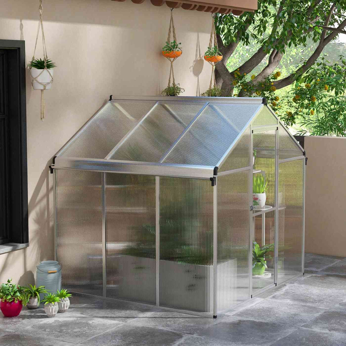 Serre en polycarbonate installée sur une terrasse