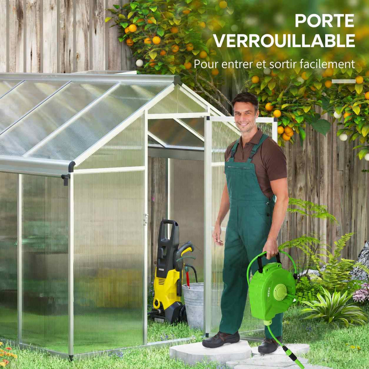 Jardinier avec arrosoir devant la porte ouverte de la serre
